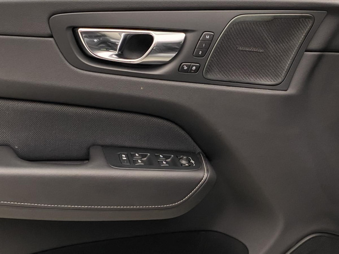 Volvo XC60 B5 AWD R-DESIGN REZERVACE