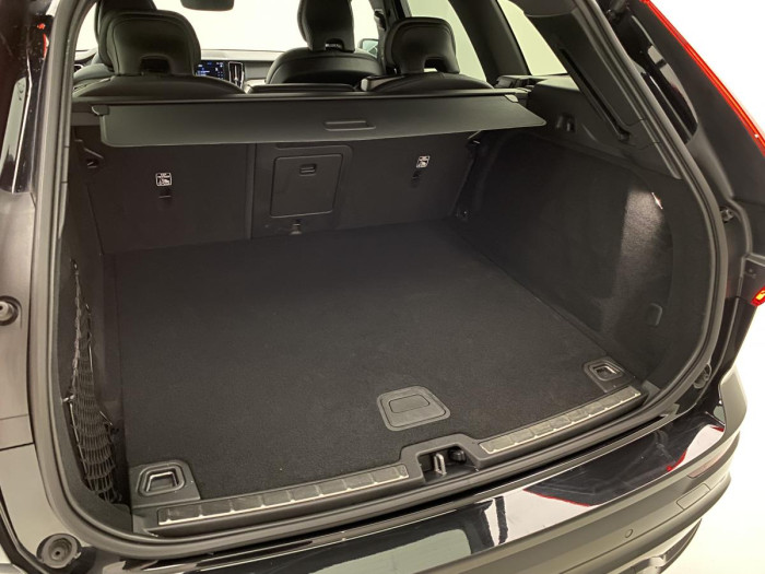 Volvo XC60 B4 AWD R-DESIGN AUT CZ