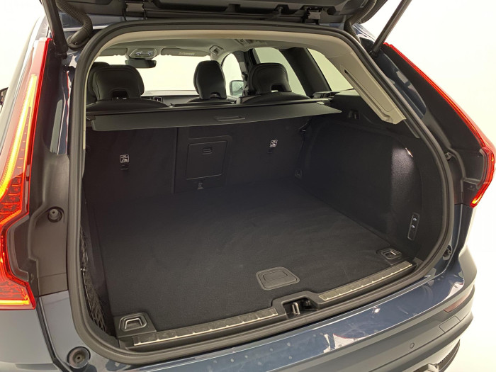 Volvo XC60 B5 AWD PLUS DARK REZERVACE