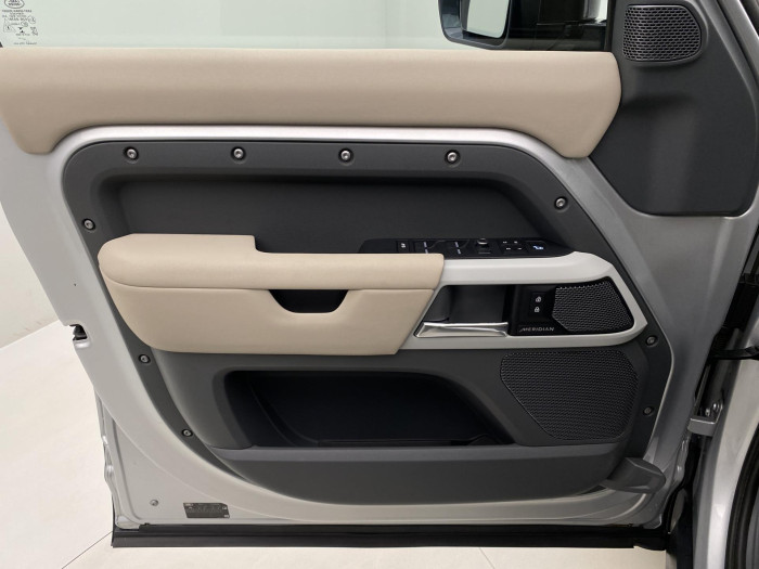 Land Rover Defender 110 P400 SE AWD AUT REZERVACE 3.0 SE