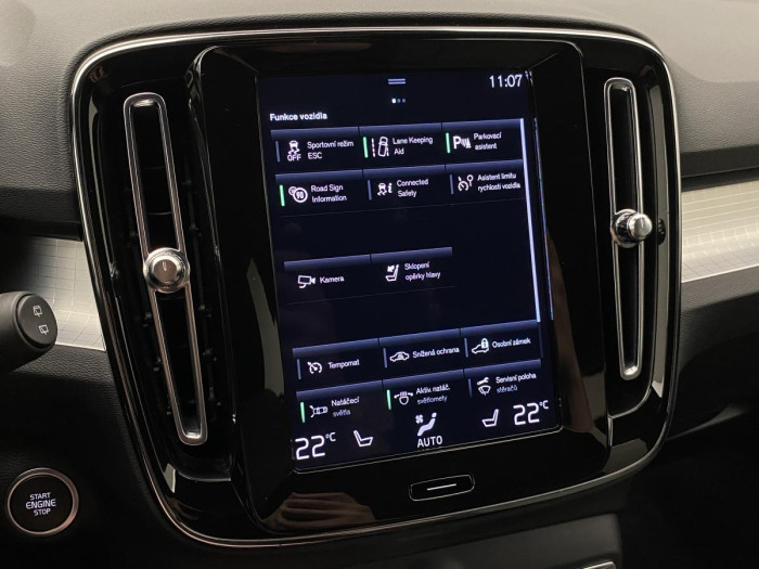 Volvo XC40 B4 MOMENTUM AUT REZERVACE 2.0 Momentum