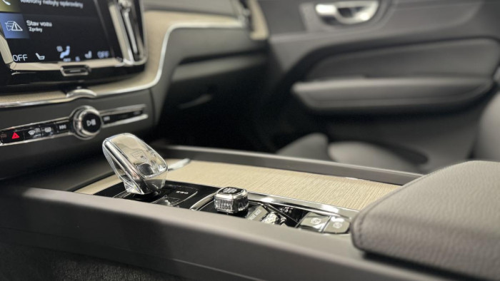 Volvo XC60 B5 AWD INSCRIPTION REZERVACE