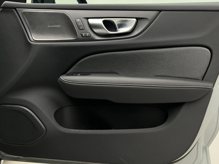 Volvo V60 B4 PLUS DARK AUT 1.maj.