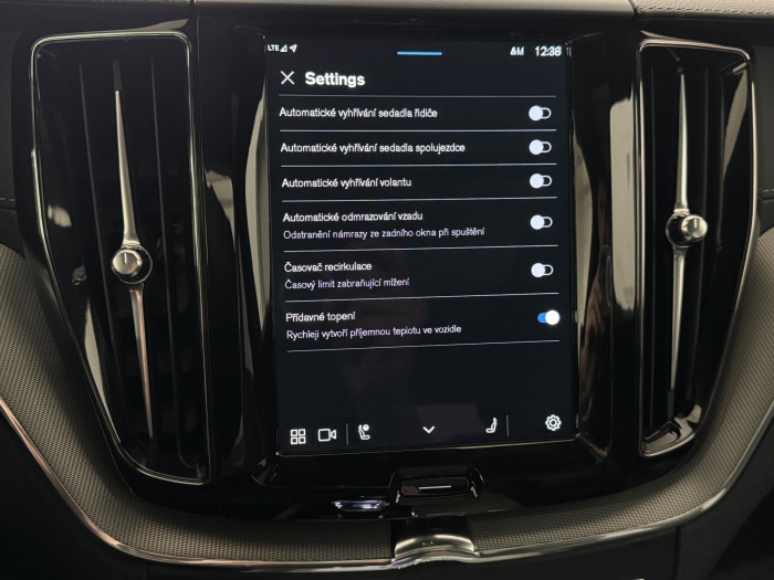 Volvo XC60 B5 AWD ULTIMATE REZERVACE