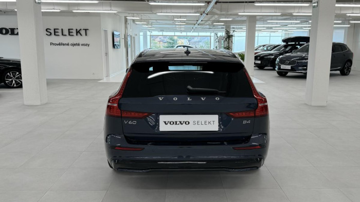 Volvo V60 B4 PLUS DARK AUT REZERVACE 2.0 Plus