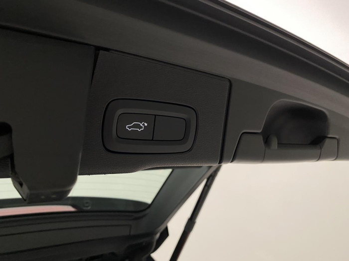 Volvo XC60 B5 AWD R-DESIGN REZERVACE