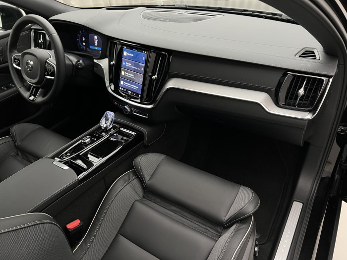 Volvo V60 T6 AWD RECHARGE ULTRA DARK AUT