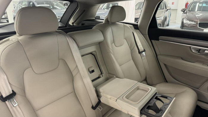 Volvo V90 D4 MOMENTUM AUT  REZERVACE 2.0 d Momentum