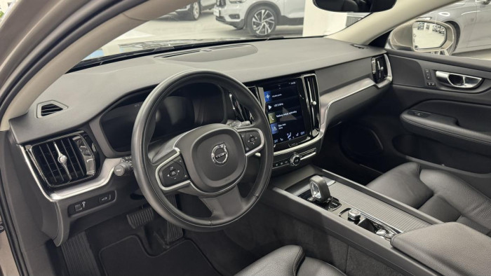 Volvo V60 B4 MOMENTUM AUT REZERVACE 2.0 Momentum