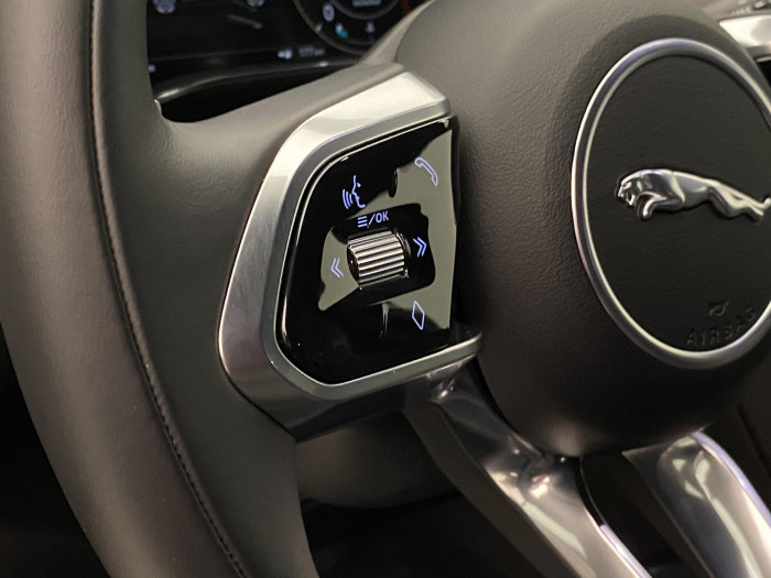 Jaguar F-Pace D300 R-DYNAMIC SE REZERVACE 3.0 d Dynamic SE