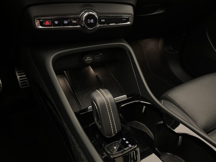 Volvo XC40 P8 AWD RECHARGE AUT REZERVACE