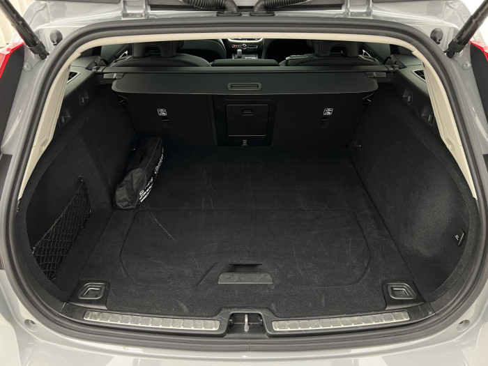 Volvo V60 B4 PLUS DARK AUT 1.maj.