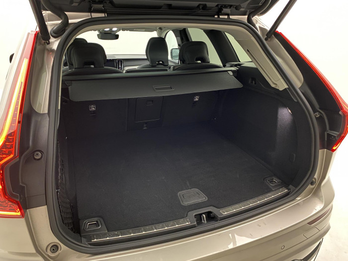 Volvo XC60 B5 AWD PLUS DARK AUT 1.maj
