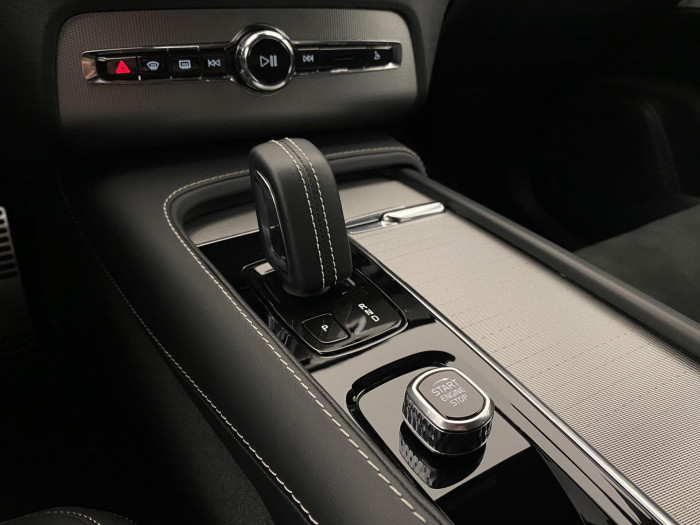 Volvo XC90 B6 AWD R-DESIGN REZERVACE