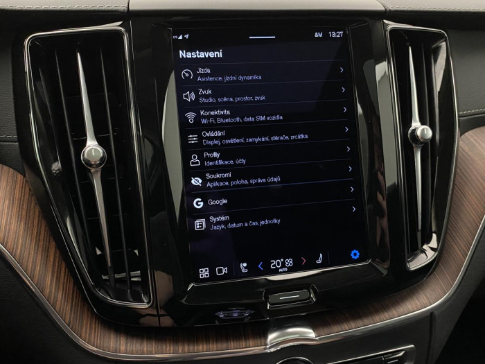 Volvo XC60 B5 AWD ULTIMATE REZERVACE