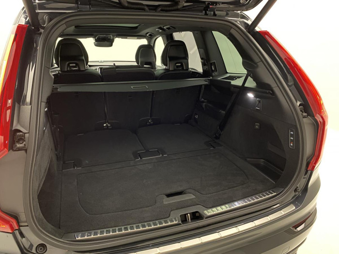Volvo XC90 B6 AWD R-DESIGN REZERVACE