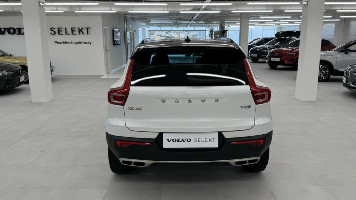 Volvo XC40 T4 AWD R-DESIGN REZERVACE