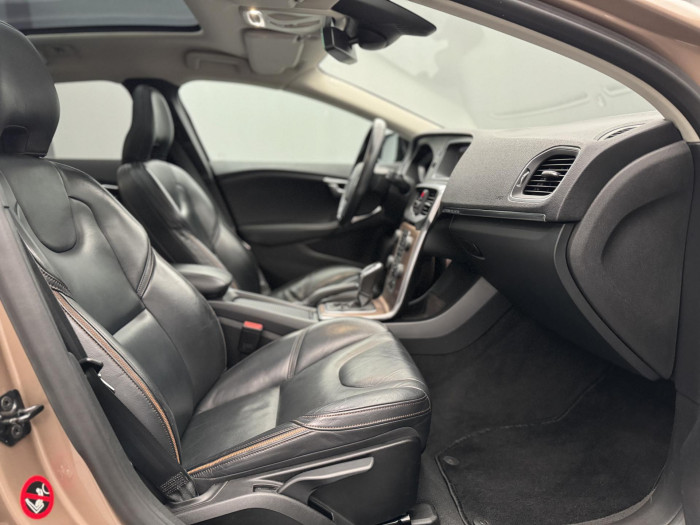 Volvo V40 CC T5 AWD SUMMUM REZERVACE 2.5 CC CC Summum