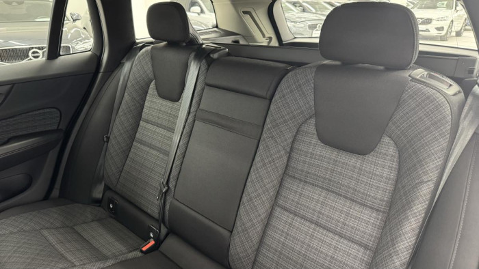 Volvo V60 B4 MOMENTUM AUT REZERVACE 2.0 Momentum