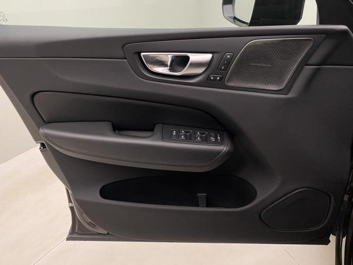 Volvo XC60 B4 AWD DARK PLUS AUT 1.maj