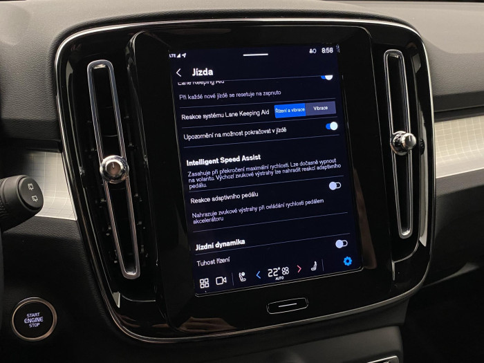 Volvo XC40 B3 DARK PLUS REZERVACE