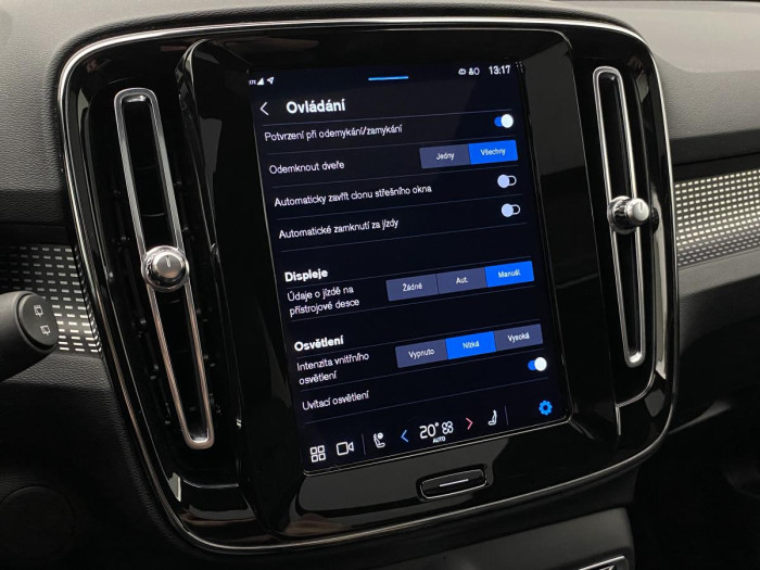 Volvo XC40 P8 AWD RECHARGE AUT REZERVACE