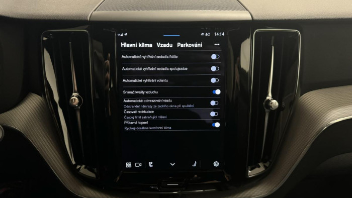 Volvo XC60 B4 PLUS DARK REZERVACE 2.0 Plus