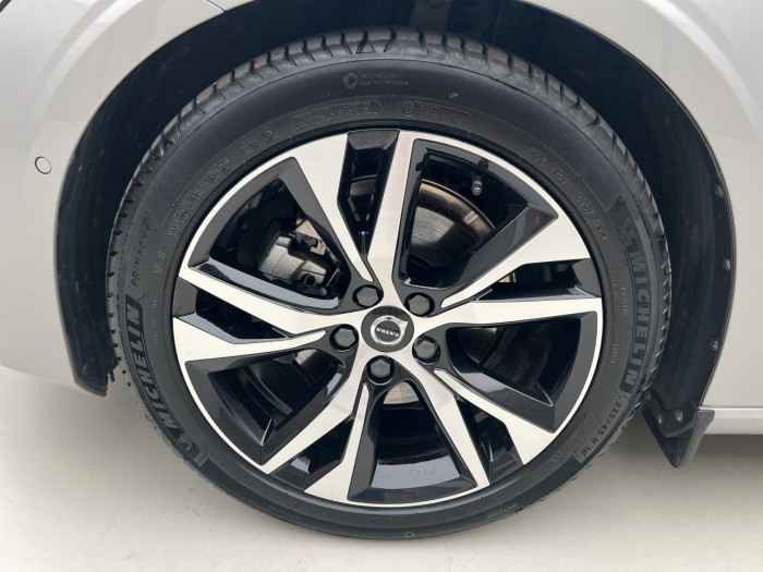 Volvo V60 B4 PLUS DARK AUT 1.maj.