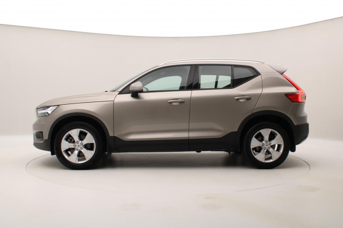 Volvo XC40 B4 MOMENTUM AUT REZERVACE 2.0 Momentum