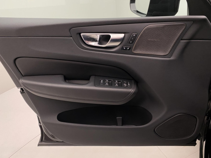 Volvo XC60 B4 AWD R-DESIGN REZERVACE