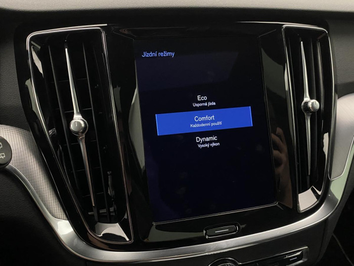Volvo V60 B6 AWD R-DESIGN REZERVACE