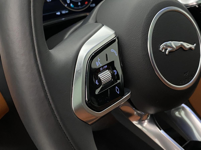 Jaguar F-Pace D300 R-DYNAMIC SE REZERVACE 3.0 d Dynamic SE