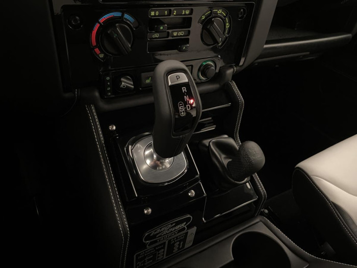 Land Rover Defender WORKS V8 TROPHY II 1 z 25 5.0 V8