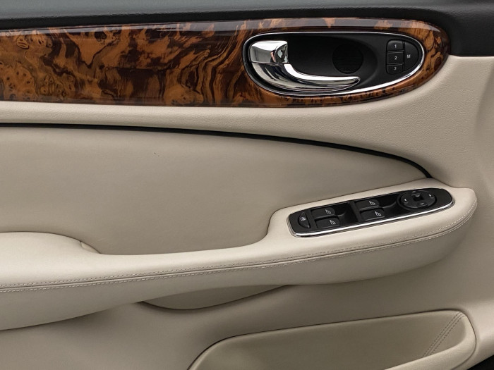 Jaguar XJ 4.2 V8 L EXECUTIVE AUT 1.maj 4.2 V8 Executive