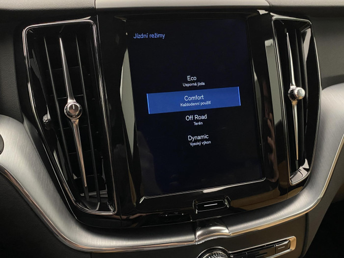 Volvo XC60 T5 AWD MOMENTUM AUT CZ 2.0 Momentum