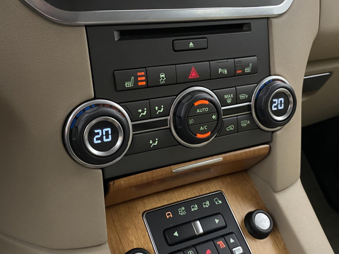 Land Rover Discovery 3.0 AWD SDV6 HSE REZERVACE