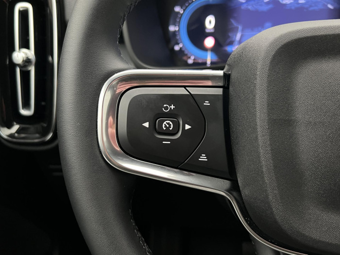 Volvo XC40 B3 PLUS DARK AUT CZ