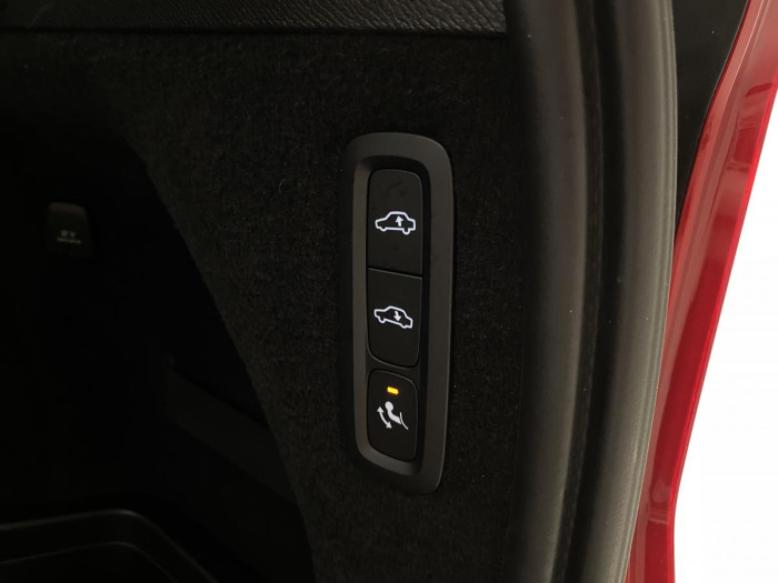 Volvo XC90 B6 AWD R-DESIGN REZERVACE