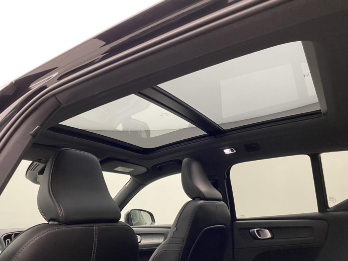 Volvo XC40 B5 AWD R-DESIGN AUT REZERVACE
