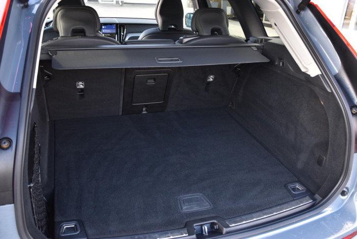 Volvo XC60 B4 AWD R-Design REZERVACE