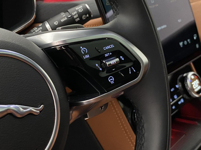 Jaguar F-Pace D200 AWD R-DYNAMIC REZERVACE 2.0 d Dynamic