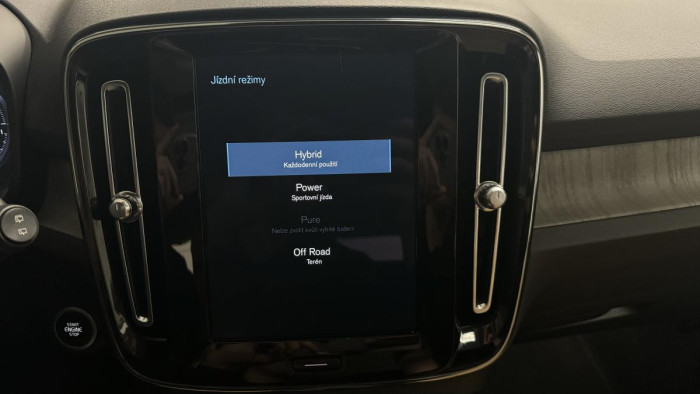 Volvo XC40 T5 TWINe INSCRIPTION REZERVACE
