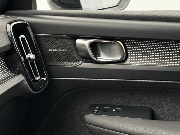 Volvo XC40 B4 ULTIMATE DARK REZERVACE