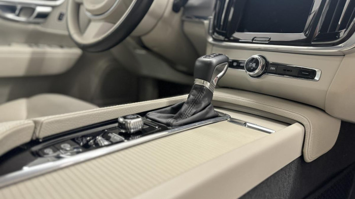 Volvo V90 D4 MOMENTUM AUT  REZERVACE 2.0 d Momentum