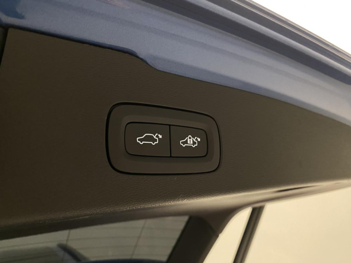 Volvo V60 B6 AWD R-DESIGN REZERVACE