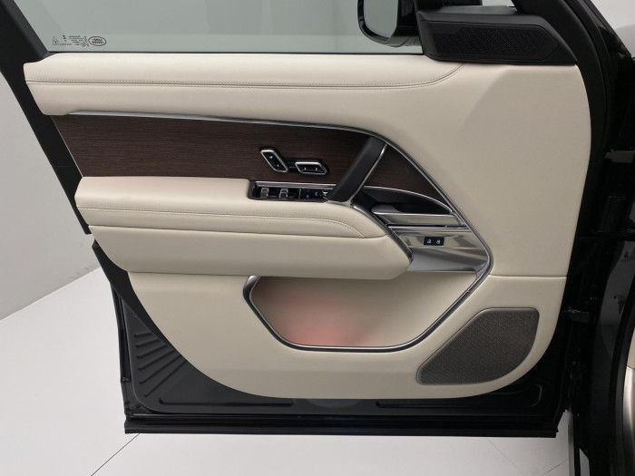 Land Rover Range Rover P550e AUTOBIOGRAPHY SWB