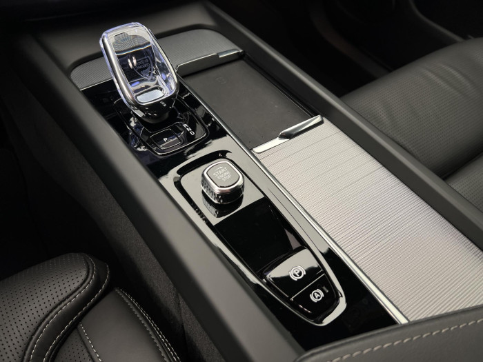 Volvo XC60 B5 AWD ULTRA BLACK REZERVACE