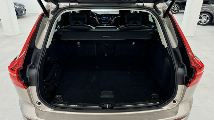Volvo XC60 B4 AWD CORE AUT REZERVACE