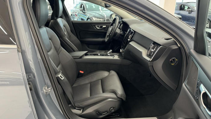 Volvo V60 B4 INSCRIPTION AUT REZERVACE