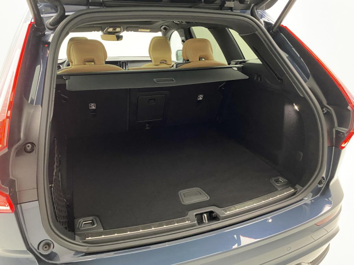 Volvo XC60 B4 AWD ULTIMATE AUT REZERVACE